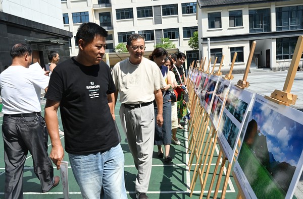 观看科普摄影展 (1).JPG