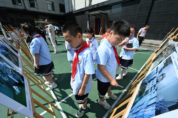 观看科普摄影展 (2).JPG