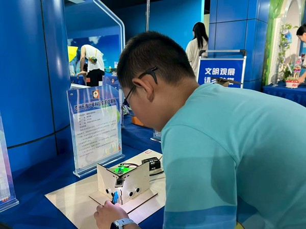 青少年仔细观展.jpg