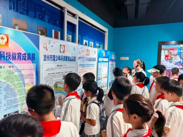 展板区观展.jpg