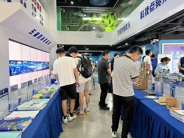 成果展观展.jpg