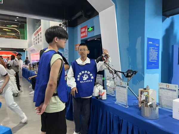 大学生与中学生在交流.jpg