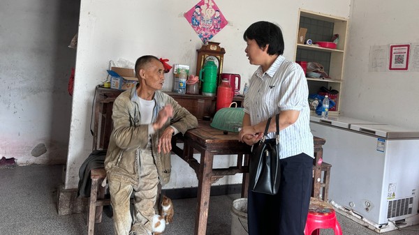 张主席走访脱贫户.jpg