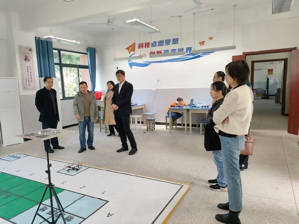 市科协调研中小学科技教育2.jpg